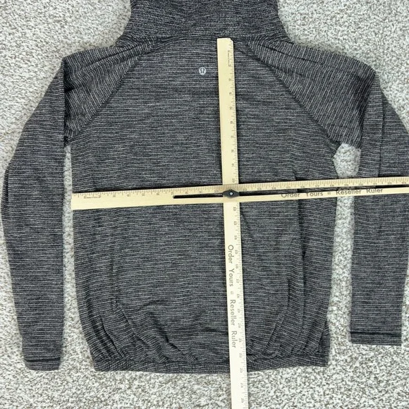 Lululemon Shirt Womens Medium Gray Long Sleeve Cowl Neck Striped Yoga Gym Run - Picture 6 of 8